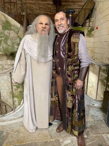 Serge Avril en tenue de Maître du Temps et le Père Fouras