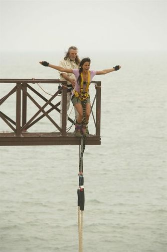 Shy'm sur le plongeoir du Saut de l'Ange