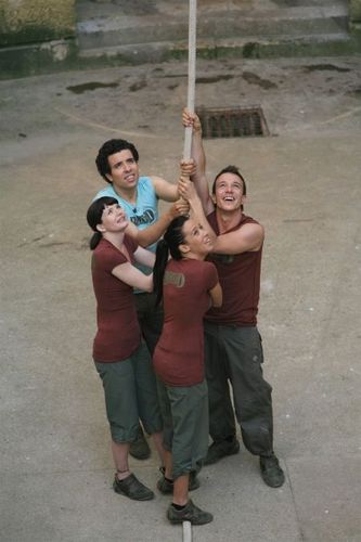 Delphine Chanéac, Adbel Alaoui, Mélissa Merchiche et Laurent Artufel soutiennent la corde de l'aventure de la Branche