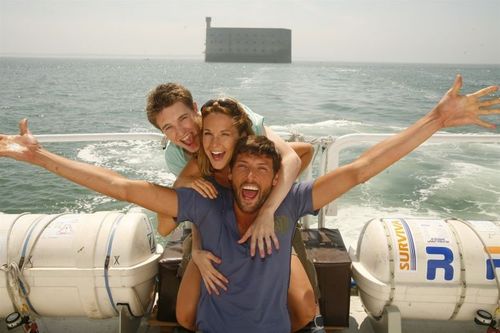 Les comédiens de Plus belle La Vie (Thibaud Vaneck, Aurélie Vaneck, et Laurent Kérusoré) en route pour le fort