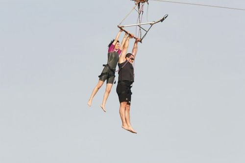 Rachida Khalil et Akim Tafer dans l'aventure de la Tyrolienne