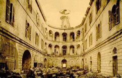 Le fort encore en service vu de la cour intérieure, aujourd'hui au niveau de la salle du trésor. Les fenêtres ont encore leurs volets et les cellules leurs portes/fenêtres.