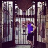 Tony Parker devant la grille de la Salle du Trésor