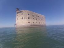 Le fort vu en jet-ski